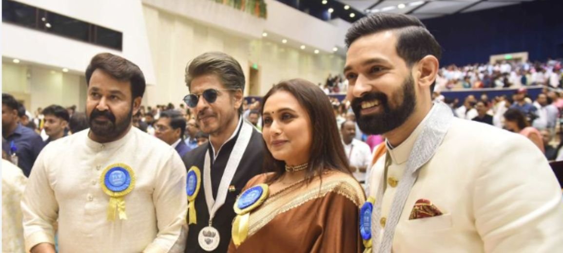 SRK’s Gentle Gesture for Rani Mukerji Becomes Highlight of National Awards Night