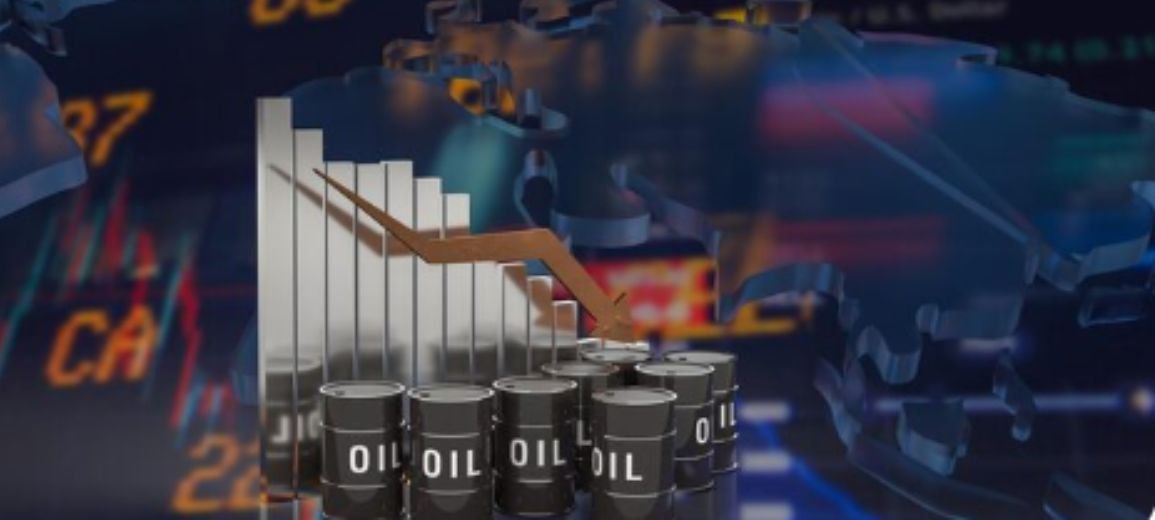 Oil prices slip as markets weigh supply risks from Venezuela and Russi